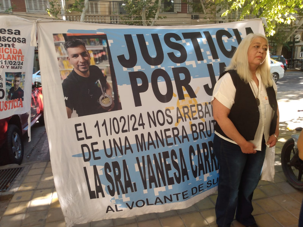 La mamá de Jairo Malla, Alejandra Esquivel, estuvo en la puerta de Tribunales, este martes 17 de marzo.&nbsp;
