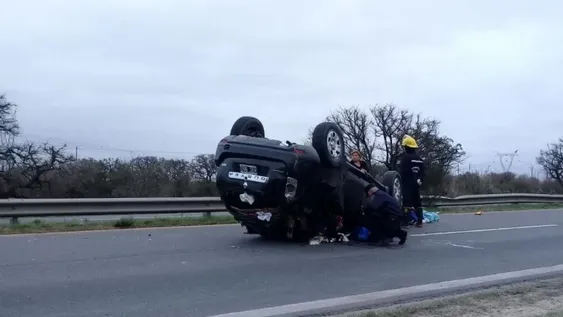 Se quedó dormido al volante, chocó a dos autos y volcó: salió ileso