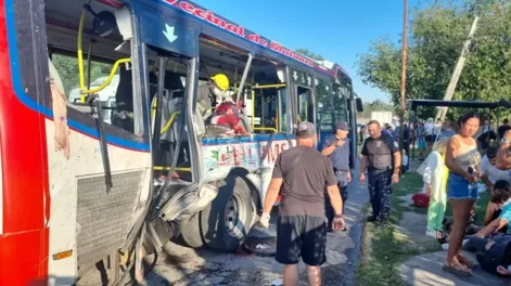 Brutal choque entre un colectivo y un camión: hay al menos dos muertos y varios heridos graves