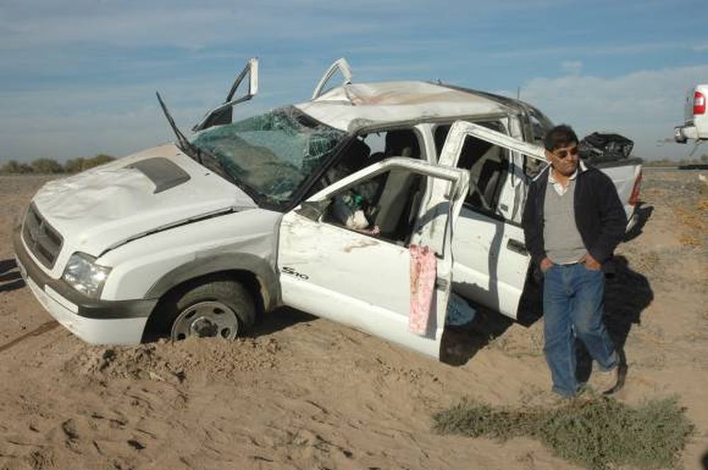 Cinco heridos por el vuelco de una camioneta en Encón