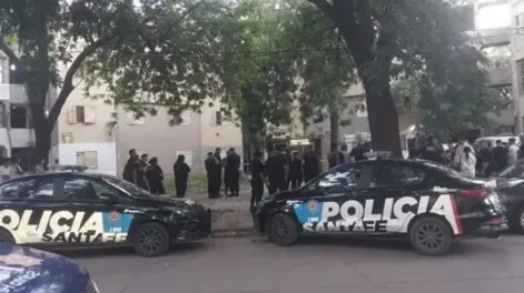 Un hombre asesinó a su pareja a mazazos, enfrentó a la Policía con un cuchillo y murió de un disparo