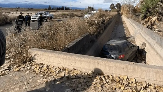 una mujer perdio el control de su auto y termino dentro de un canal en 25 de mayo