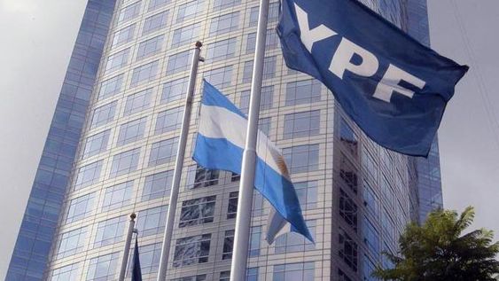 Milei anticipó que privatizará YPF y los medios públicos