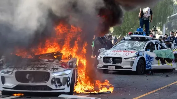 ESCALA EL CAOS. Detenidos, heridos y destrozos múltiples son el saldo provisorio de la rebelión de inmigrantes por la política de deportaciones.