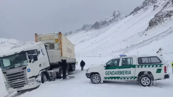 Mendoza: evacuaron a 14 camioneros varados en alta montaña