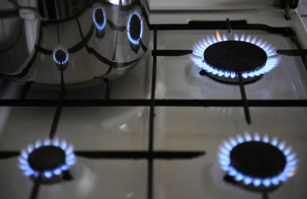 Un ruso mantiene su cocina a gas prendida para burlarse de los europeos