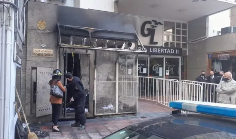Dos desconocidos incendiaron la sede de Rosario Central