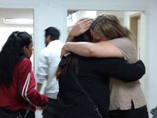 La mamá de una de las víctimas y denunciante se abrazó con la ayudante fiscal del caso, tras conocer la resolución del juicio contra el profesor César Coria. La mamá de una de las víctimas y denunciante se abrazó con la ayudante fiscal del caso, tras conocer la resolución del juicio contra el profesor César Coria.