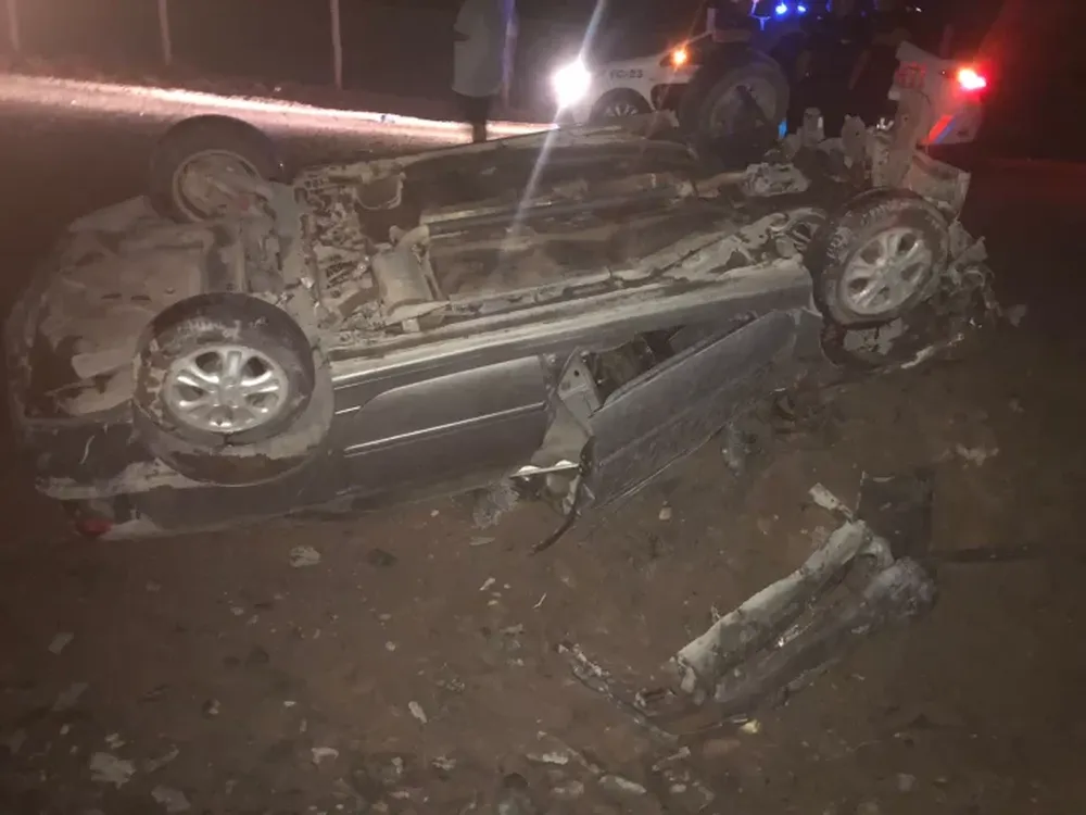 Durante la intensa lluvia, mordió banquina, perdió el control del auto y volcó con su familia