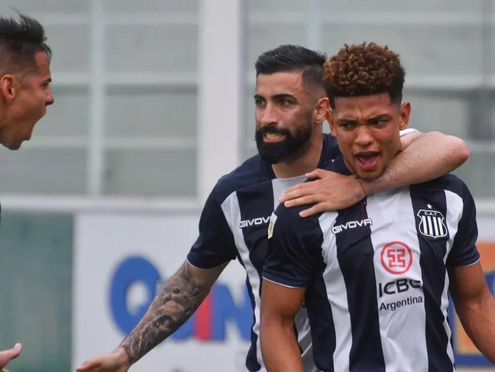 Talleres volvió al triunfo, derrotó a Huracán en el Kempes y continúa como único escolta de River