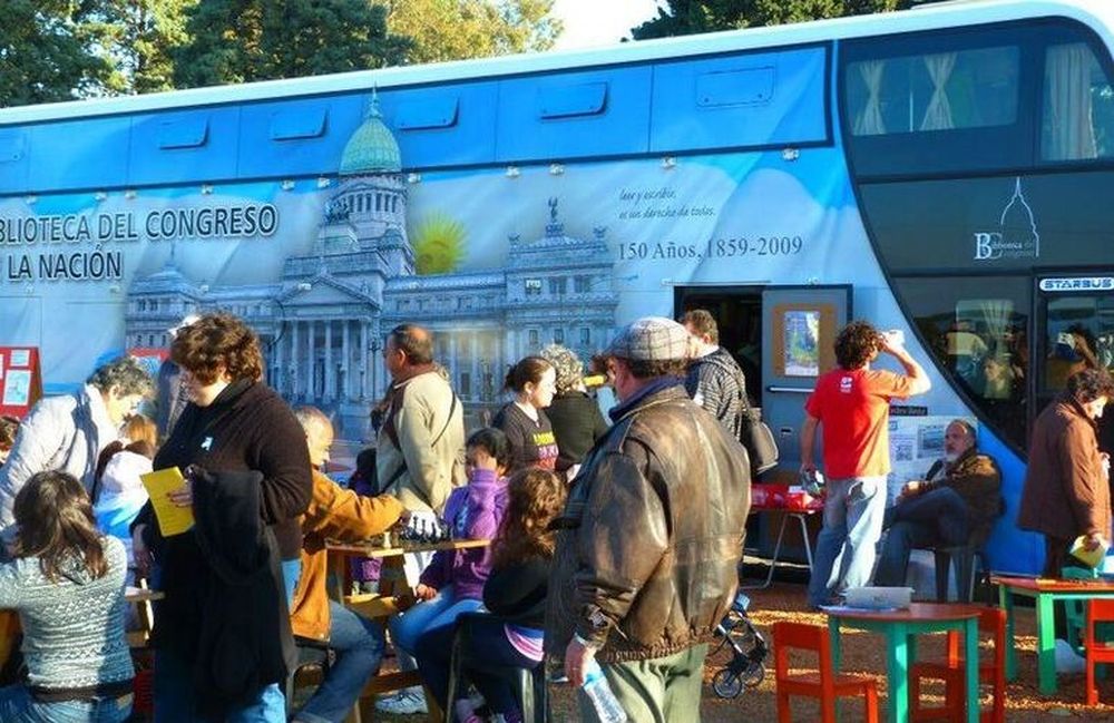 El Bibliomovil, de la Biblioteca de Congreso de la Nación, recorre San Juan. Mañana llegará al departamento Sarmiento.