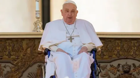 El papa Francisco reapareció en la plaza San Pedro y saludó a los fieles, en medio de su recuperación