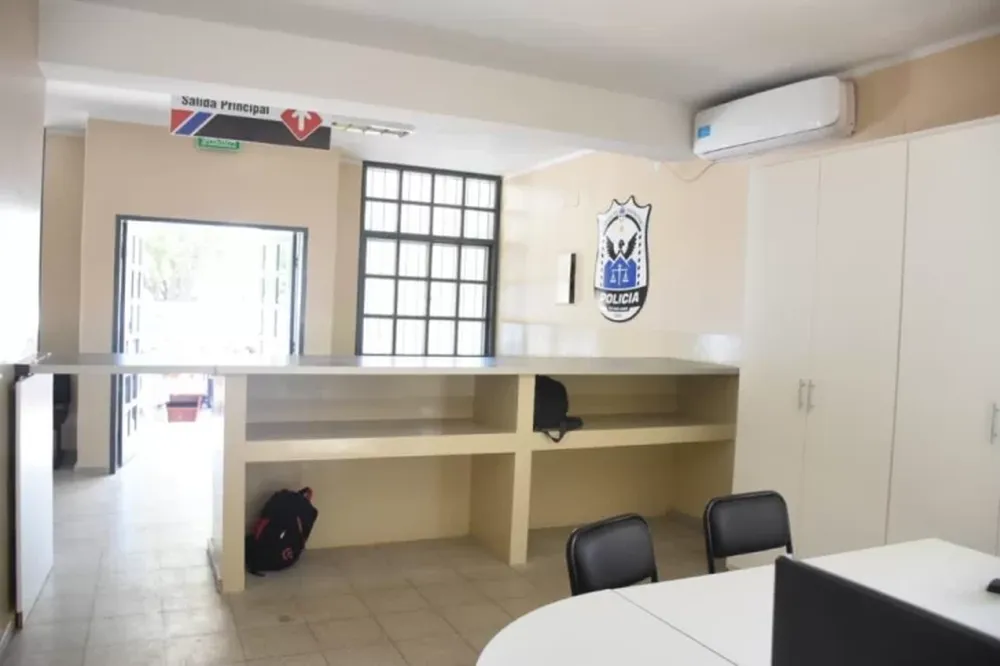 Se levantó de “mal humor”, le hizo “planteos de celos” a su pareja y luego la agredió