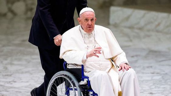 El Papa empezó a usar silla de ruedas