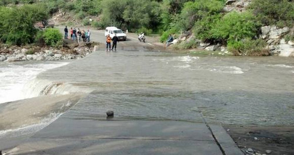 Lluvia en el Valle: cedió un puente y anegó una ruta