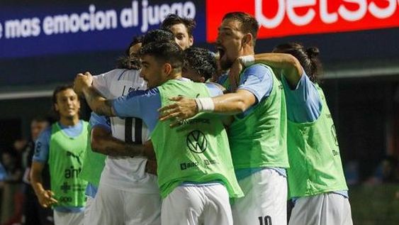 Uruguay venció a Paraguay y sueña con un pase al Mundial