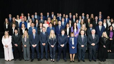 FOTO DE FAMILIA. Javier Milei protagonizó un retrato junto a sus candidatos a legisladores nacionales, escoltado por Karina Milei.