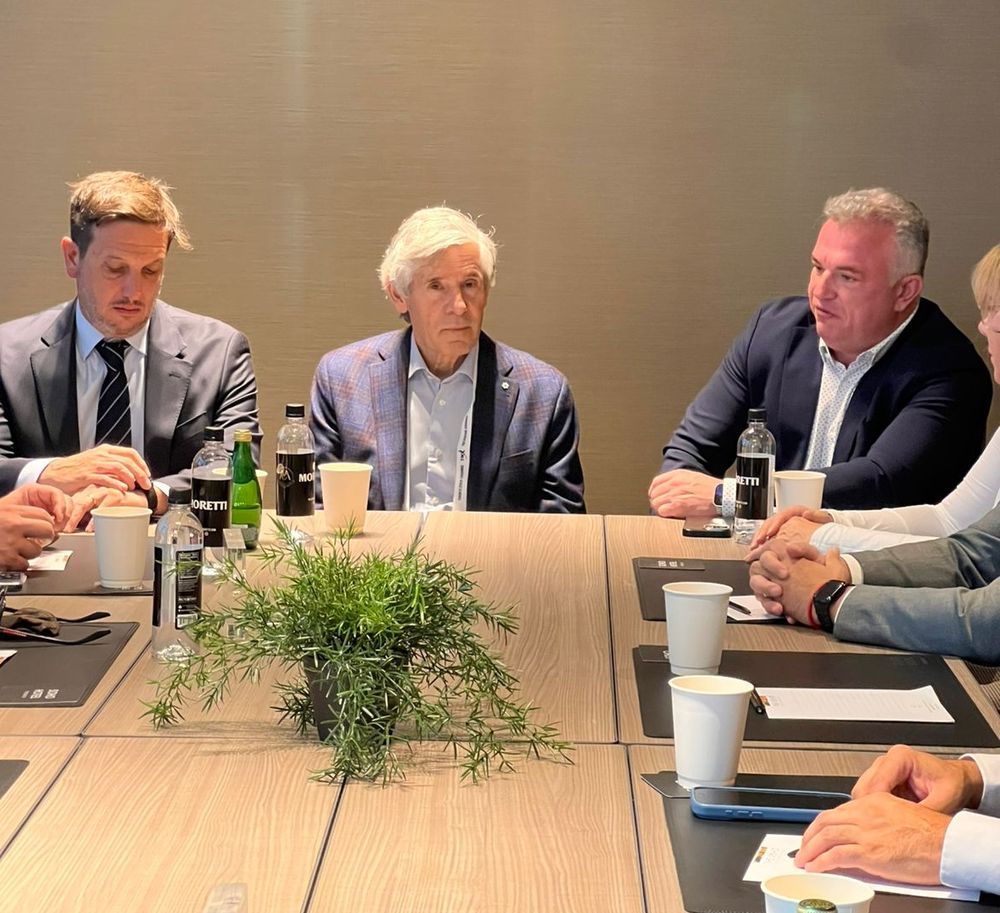 Rob McEwen, (centro) presidente de McEwen Copper, a cargo de proyecto Los Azules; Michael Meding, gerente general de Los Azules y Juan Pablo Perea, ministro de Minería de San Juan.