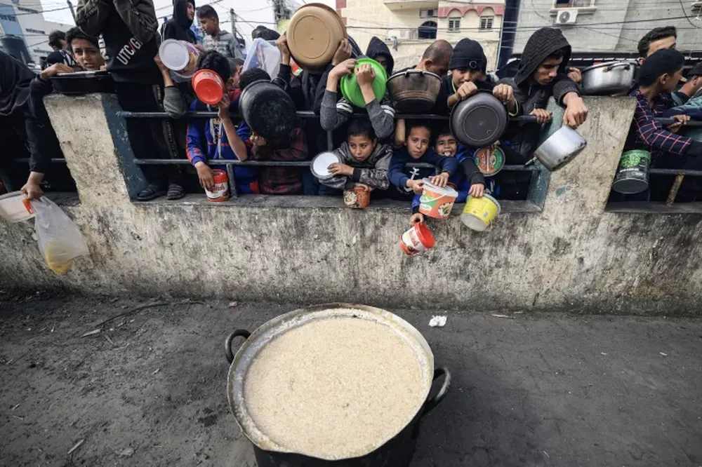 Siguen los bombardeos israelíes en Gaza mientras se espera la ayuda humanitaria