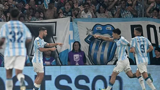 El primero. Solari busca el abrazo con Vietto luego que este convirtiera el primer gol de La Academia. El partido fue intenso y por momentos parejo pero Racing justificó su victoria.