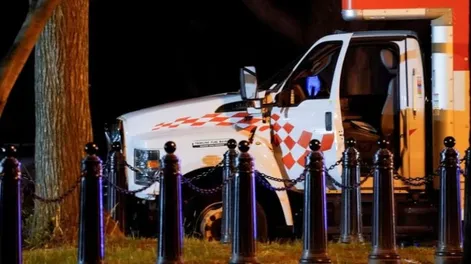 [VIDEO] Un camión se estrelló contra las barreras de seguridad de la Casa Blanca