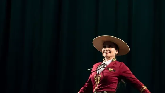 Las mujeres se lustran las botas