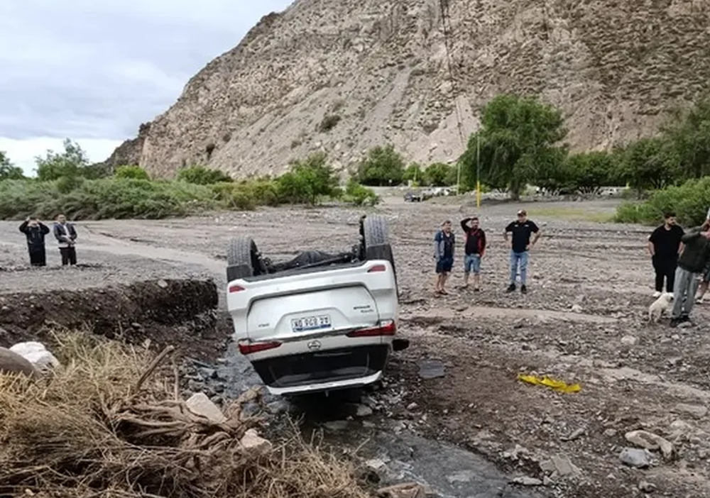 Tremendo vuelco en Pedernal: un matrimonio terminó en el río y una mujer hospitalizada