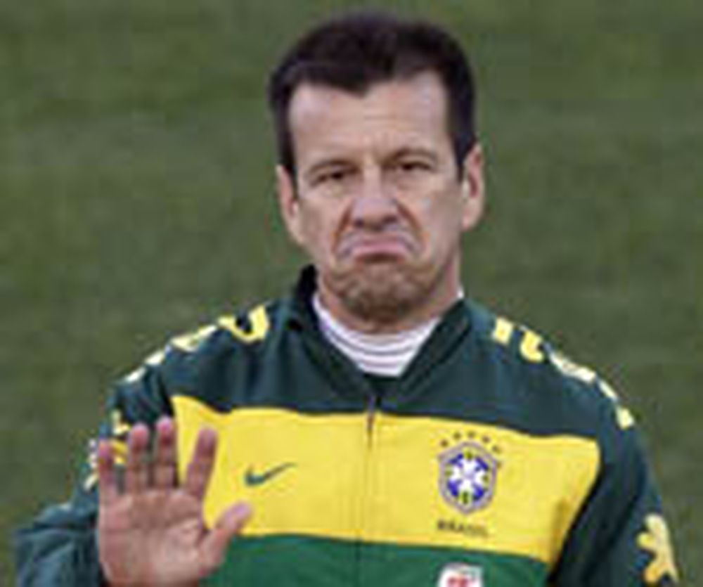 Dunga fue destituído como DT de Brasil