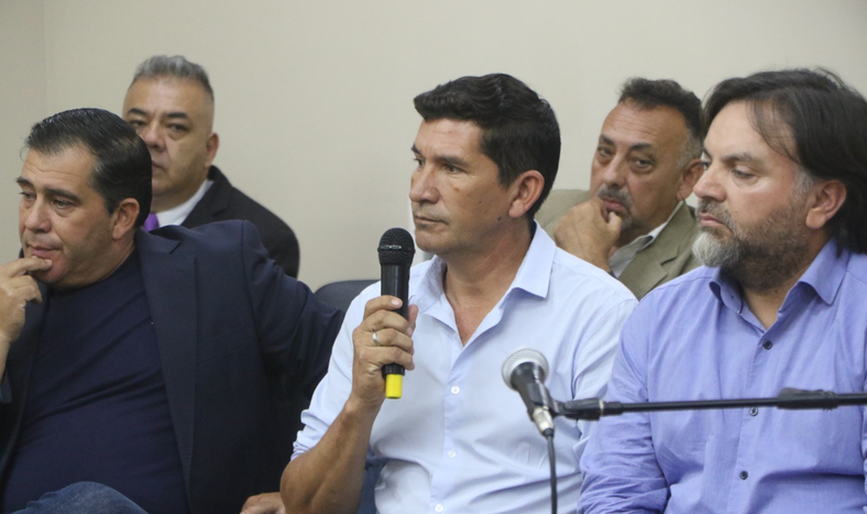 En la primera audiencia, José Castro, el concejal Roberto López y el presidente del Concejo, Alberto De Los Ríos.&nbsp;