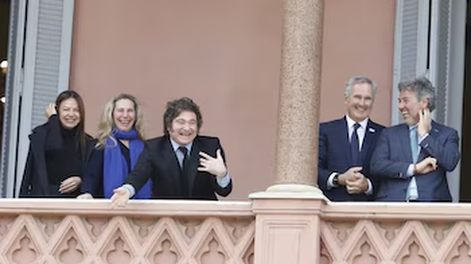 El Presidente se sumó entre risas al gesto viral frente a estudiantes que se encontraban en Plaza de Mayo.
