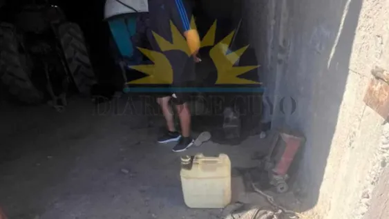 Un niño de 11 años terminó con quemaduras tras poner pirotecnia en un bidón con combustible.-