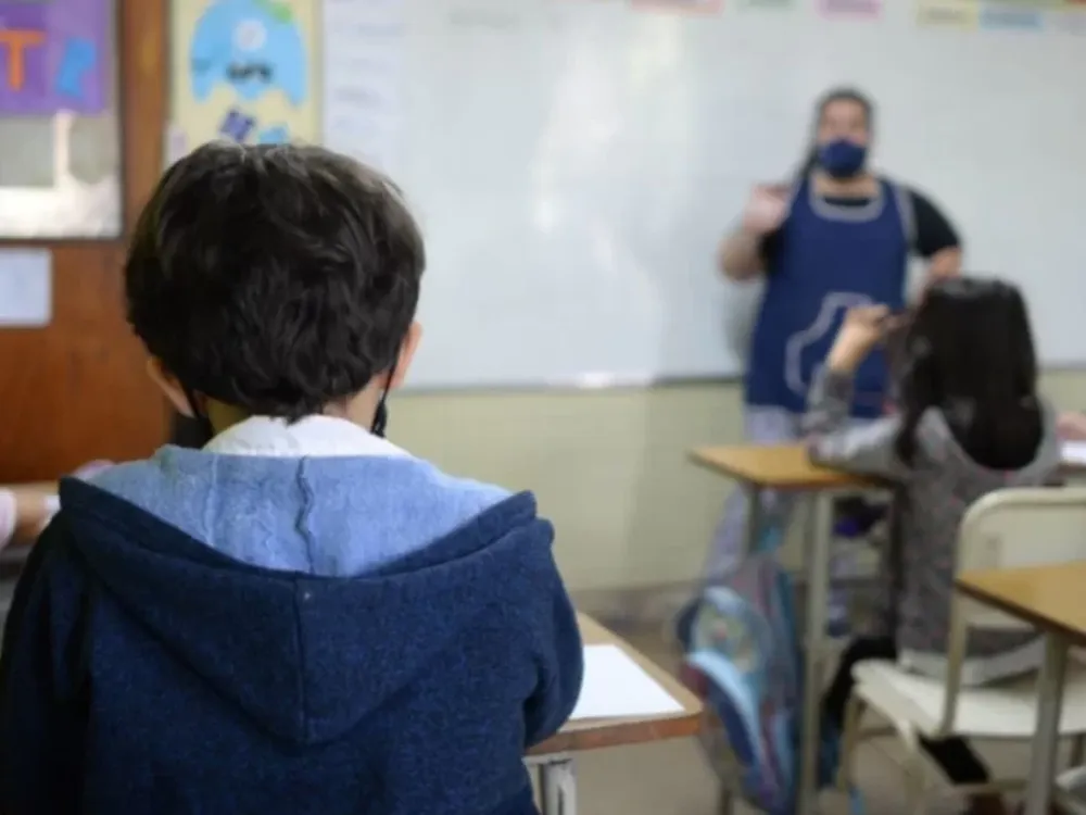 Comienza el uso obligatorio de barbijos en los colegios de Chile por un alerta sanitaria