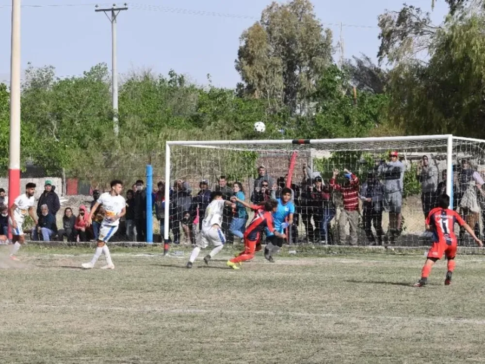 San Lorenzo de Ullum se quedó con el invicto de Colón y se prende en la lucha por la punta