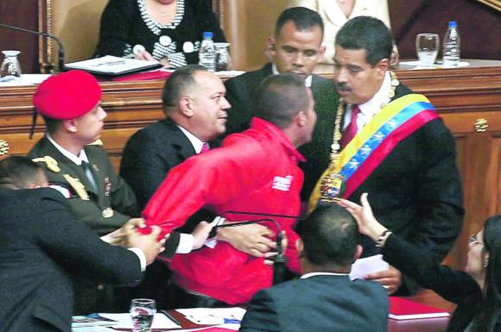 Con un susto, juró Maduro