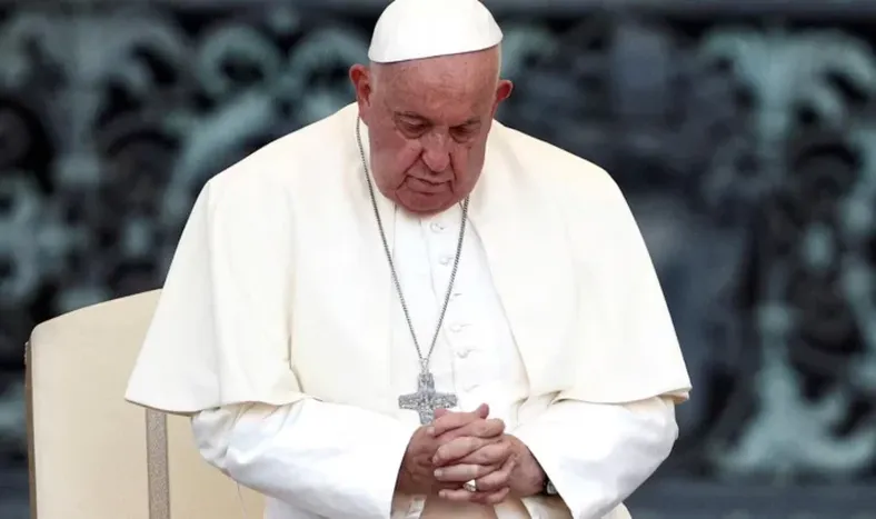 El Vaticano informó que el papa Francisco sigue en reposo y “durmió toda la noche” tras la crisis respiratoria