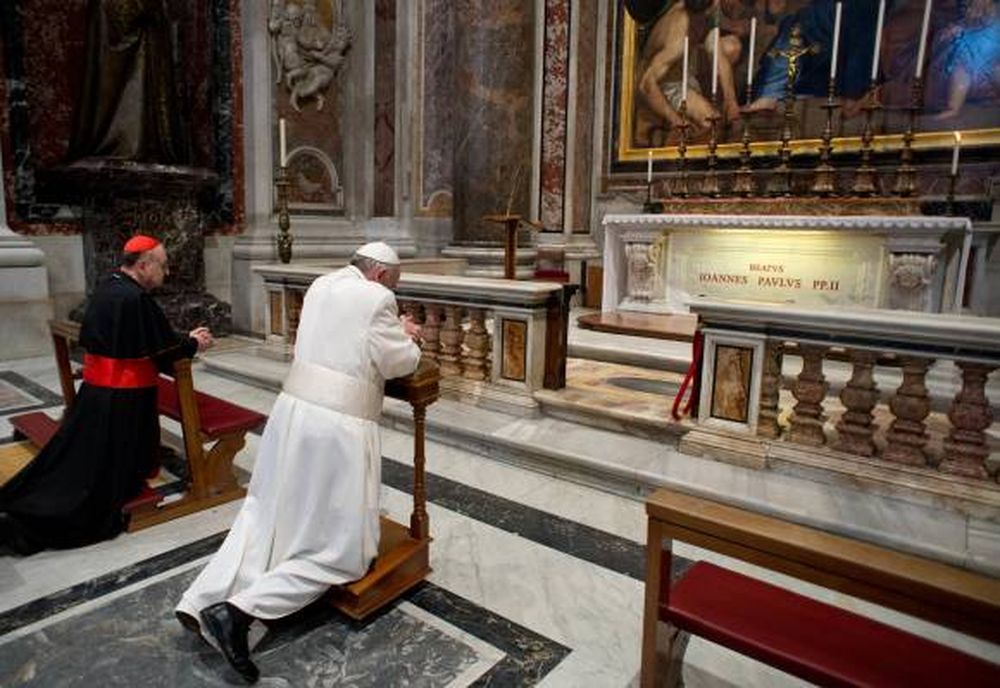 El Papa fue a la tumba de Juan Pablo II