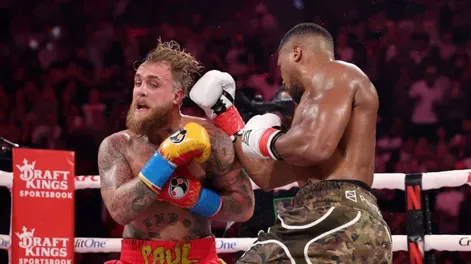 Serio. Esta vez, el show no fue todo y hubo boxeo que lo puso Joshua para fracturarle la mandíbula a Jake Paul.