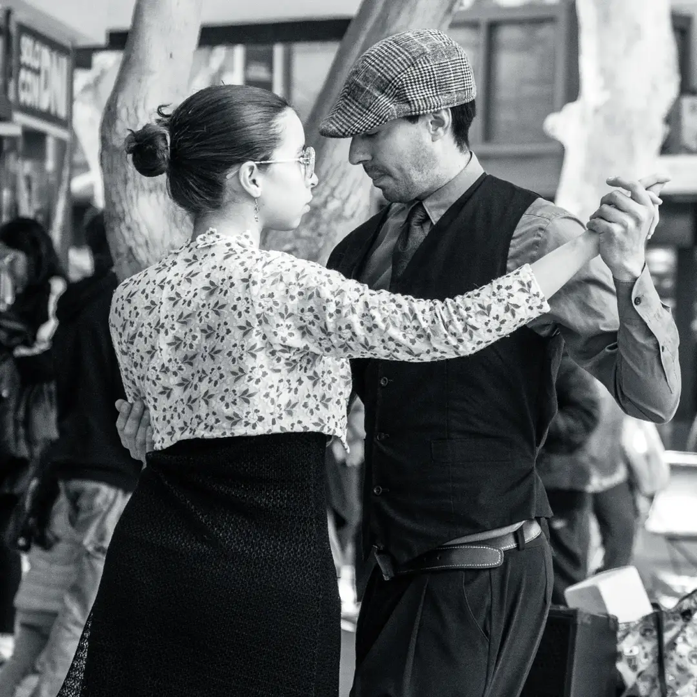Inspiración. Enoé Cortez descubrió su pasión por el tango en 2019, inspirado por una presentación que presenció en el Teatro Municipal y por los recuerdos de sus abuelos, que también bailaban.