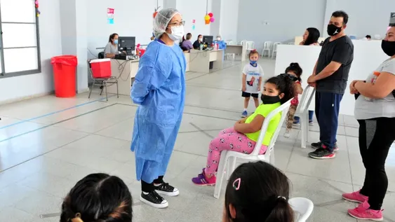 La vacunación de niños y adolescentes es mucho más veloz que la nacional