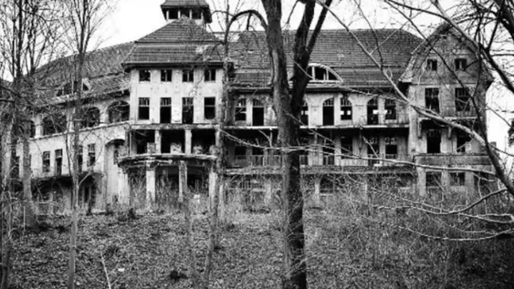 En Indonesia, quienes violan la cuarentena van a la casa “embrujada”