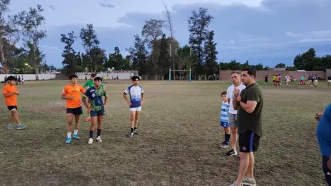 El ex Puma Horacio Agulla presenció un entrenamiento de los juveniles de Alfiles