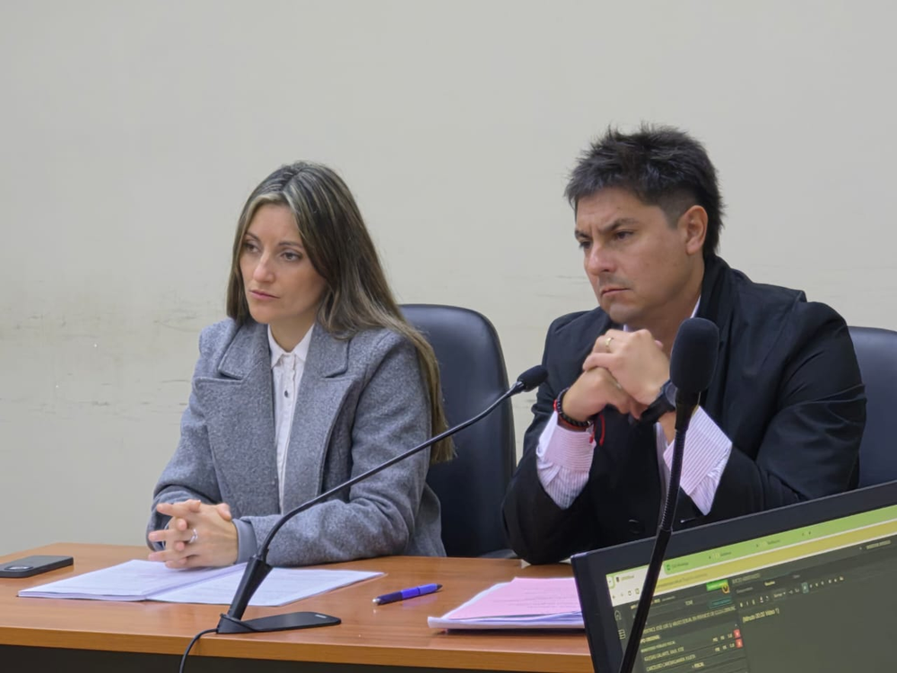 El fiscal Raúl Iglesias, junto con su ayudante fiscal, de la UFI ANIVI. 