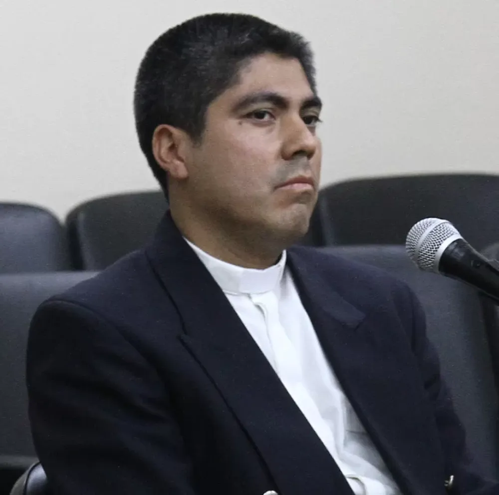EL SACERDOTE  Walter Bustos pasó 1 año y 5 meses por un primer caso de abuso en el que fue condenado a 3 años. En octubre le dieron 10 años por otro abuso y pasó a prisión. Ese fallo fue confirmado ayer.