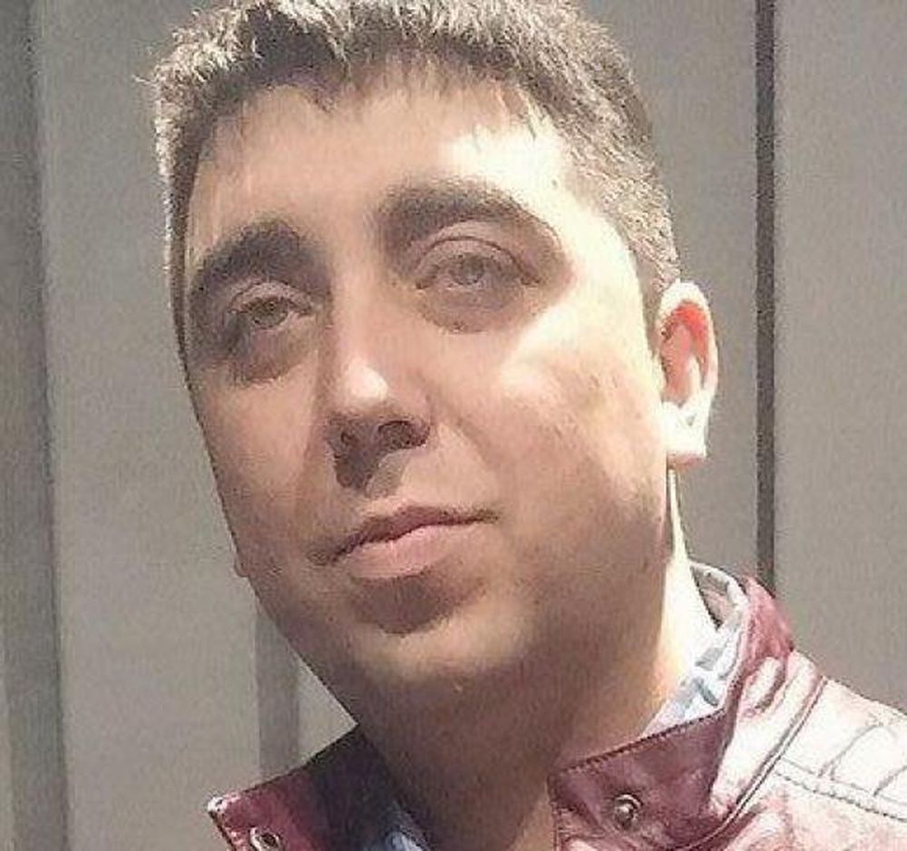 Un policía cayó de su moto, chocó con un auto y murió
