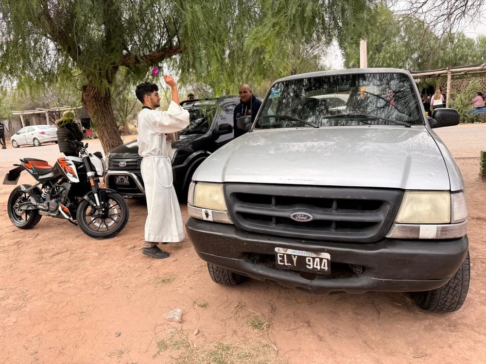 Los sacerdotes recorrieron el santuario para bendecir tanto a las personas como a las movilidades.