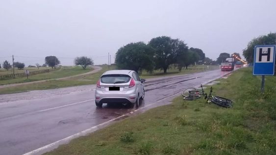 Impactante video: filmaba la tormenta y un rayo cayó en el patio de su casa