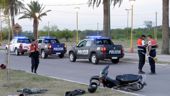 Un motociclista chocó con un gato, derrapó y murió.