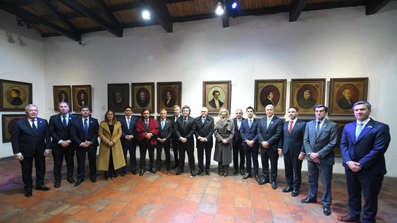 Orrego entre los gobernadores que acompañaron a Javier Milei, en Tucumán.