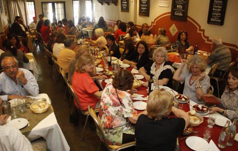Los restaurantes, con las mesas llenas y reforzados