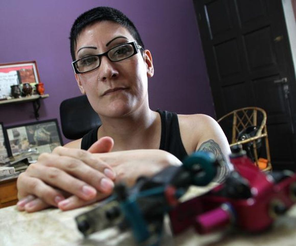 La mujer que ya cruza fronteras para tatuar a quienes tuvieron cáncer